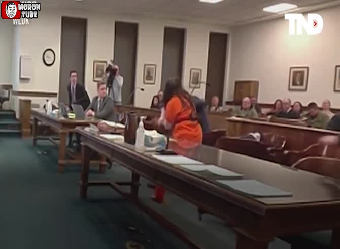 Video :A lady assaults her attorney in court after beheading her husband and chopping off his penis